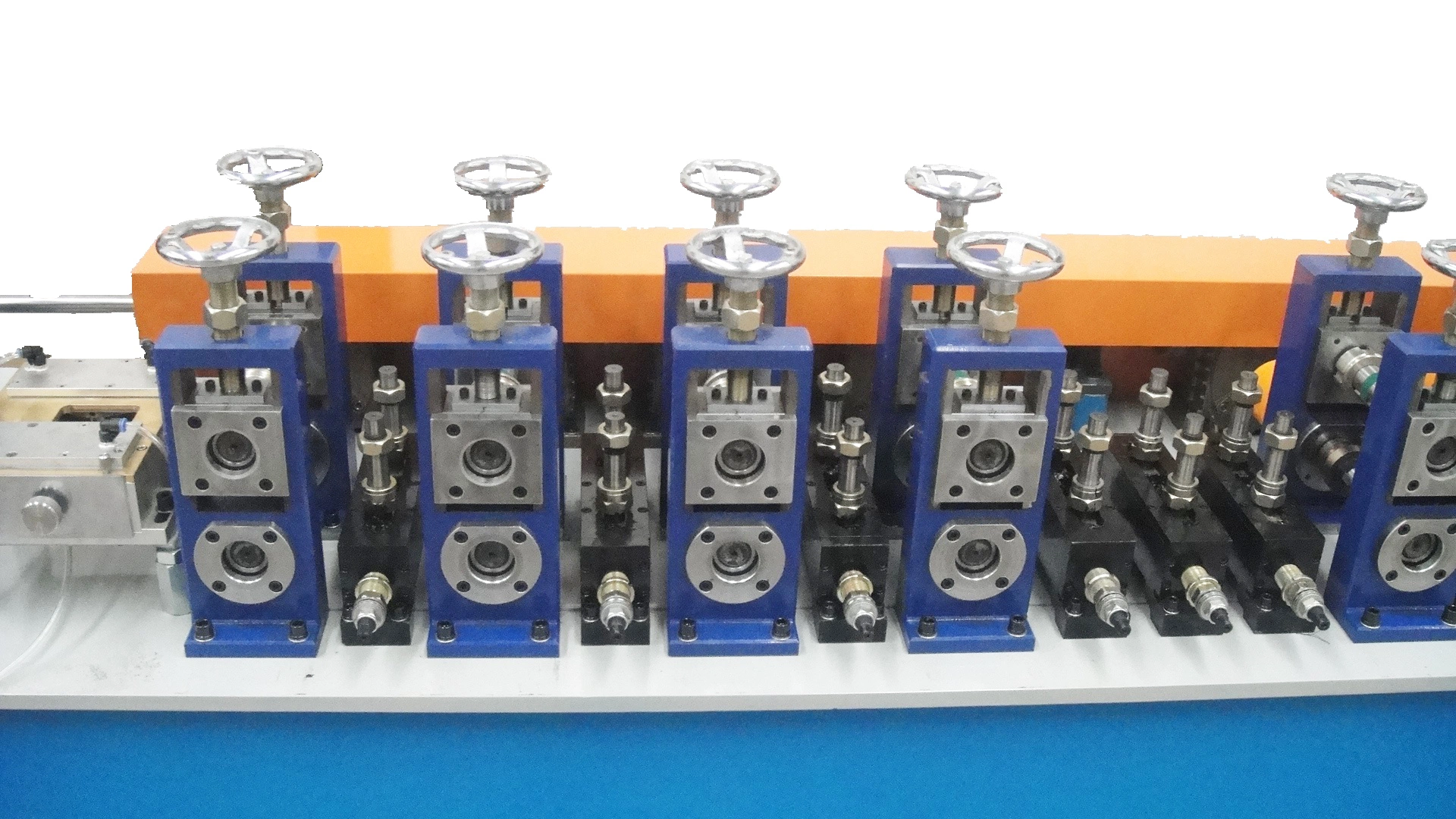 Ligne de production de tuyaux de soudage Machines de moulin à tubes d'échangeur de chaleur Machine de fabrication de tuyaux en bobine en acier inoxydable