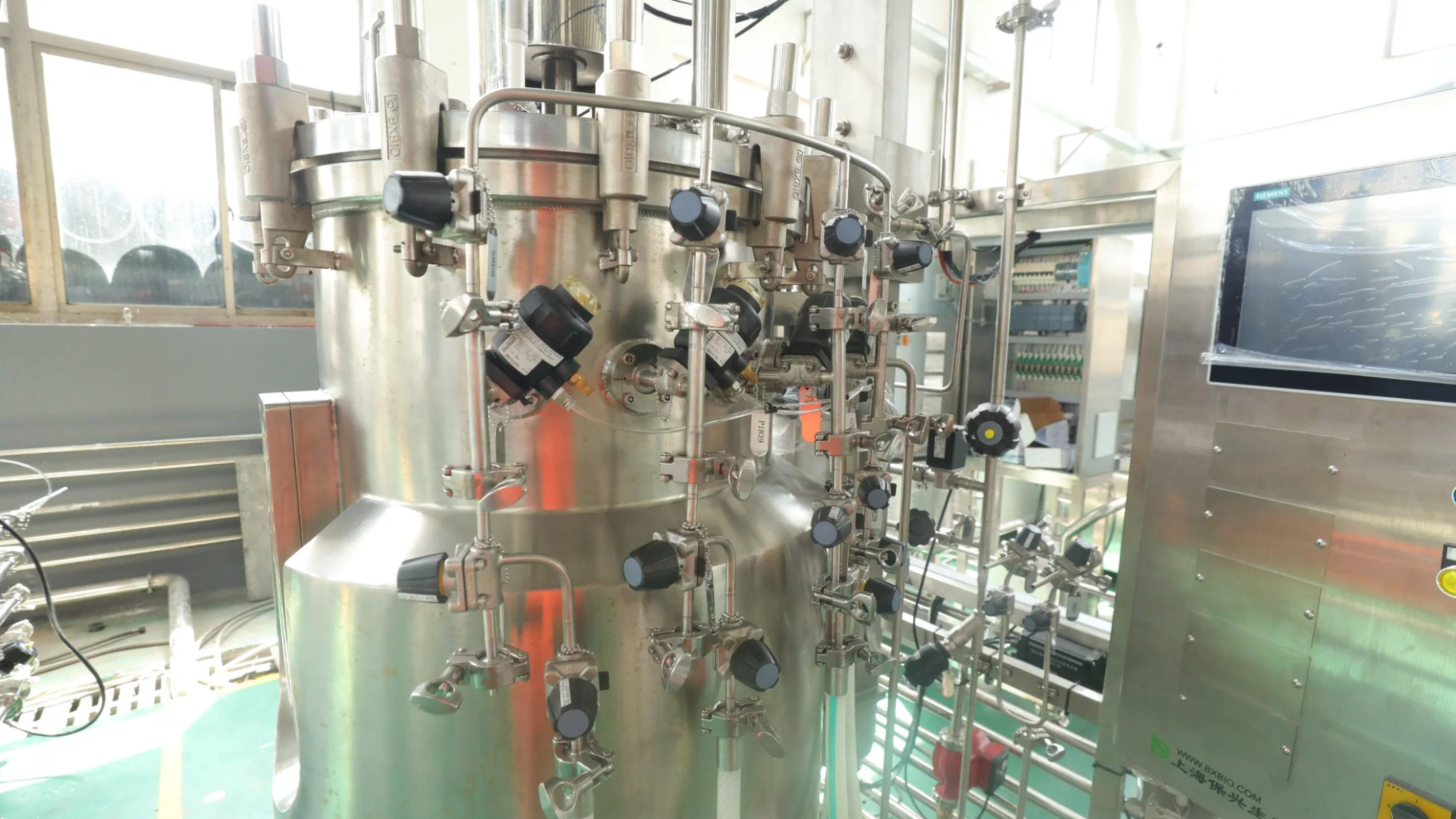 Couvercle de levage de stérilisation automatique en acier inoxydable pour équipement biopharmaceutique Réacteur de fermentation de graines de bactéries