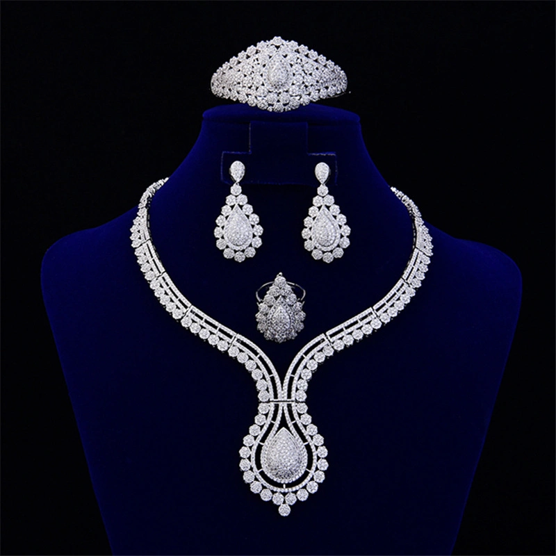 Robes de mariée bijoux Set Necklace Earrings Bracelet Bague Four-Piece Women' s belle fête d'accessoires vestimentaires