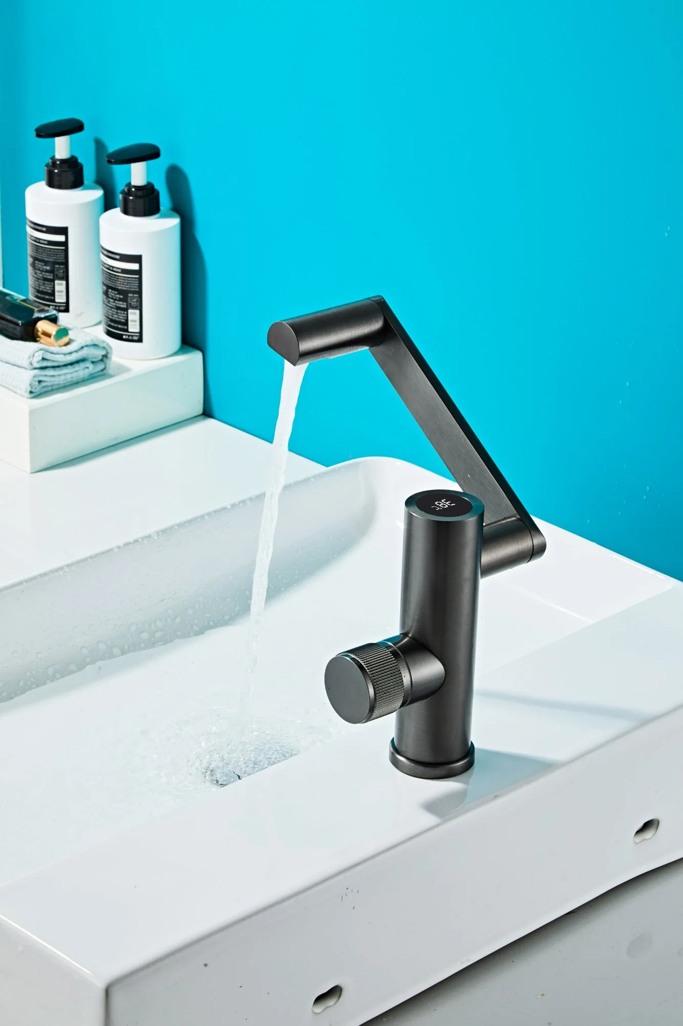 Zb6013 Digital-Anzeige Drehbarer Mixer Neue Aluminium-Badezimmer-Waschbecken Wasserhahn