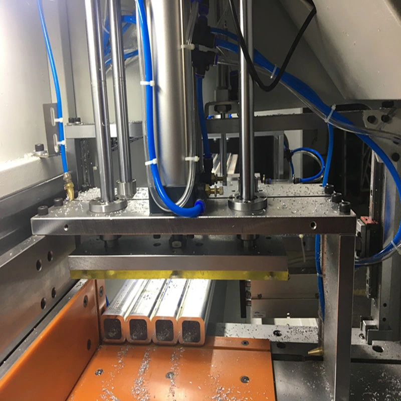 Machine de découpe automatique CNC en alliage d'aluminium avec couvercle de protection.