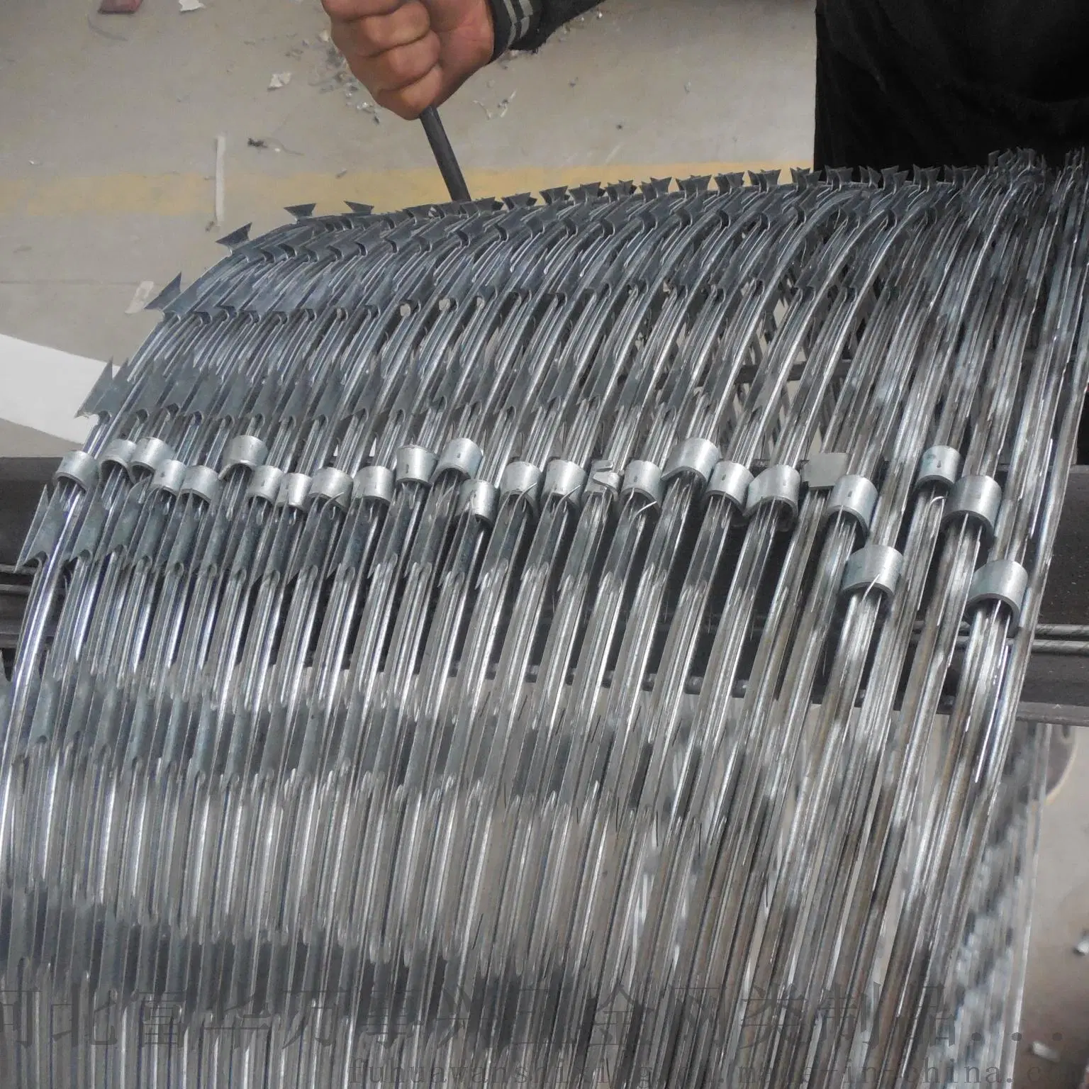 Galvanized Steel Razor Barbed Wire Bt0-22 Razor Barbed Wire Mesh for Cross Razor Barbed Wire for Protection