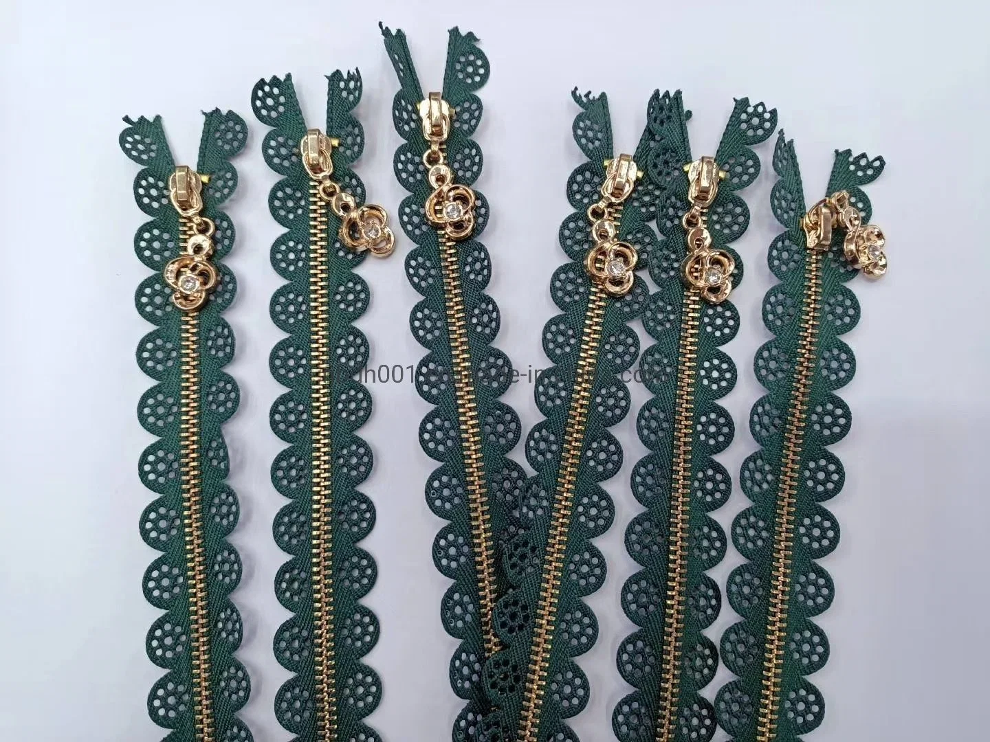 Wholesale/Supplier No. 3# Close End Brass Teeth Metal Lace Fabric Zipper for DIY and Dress