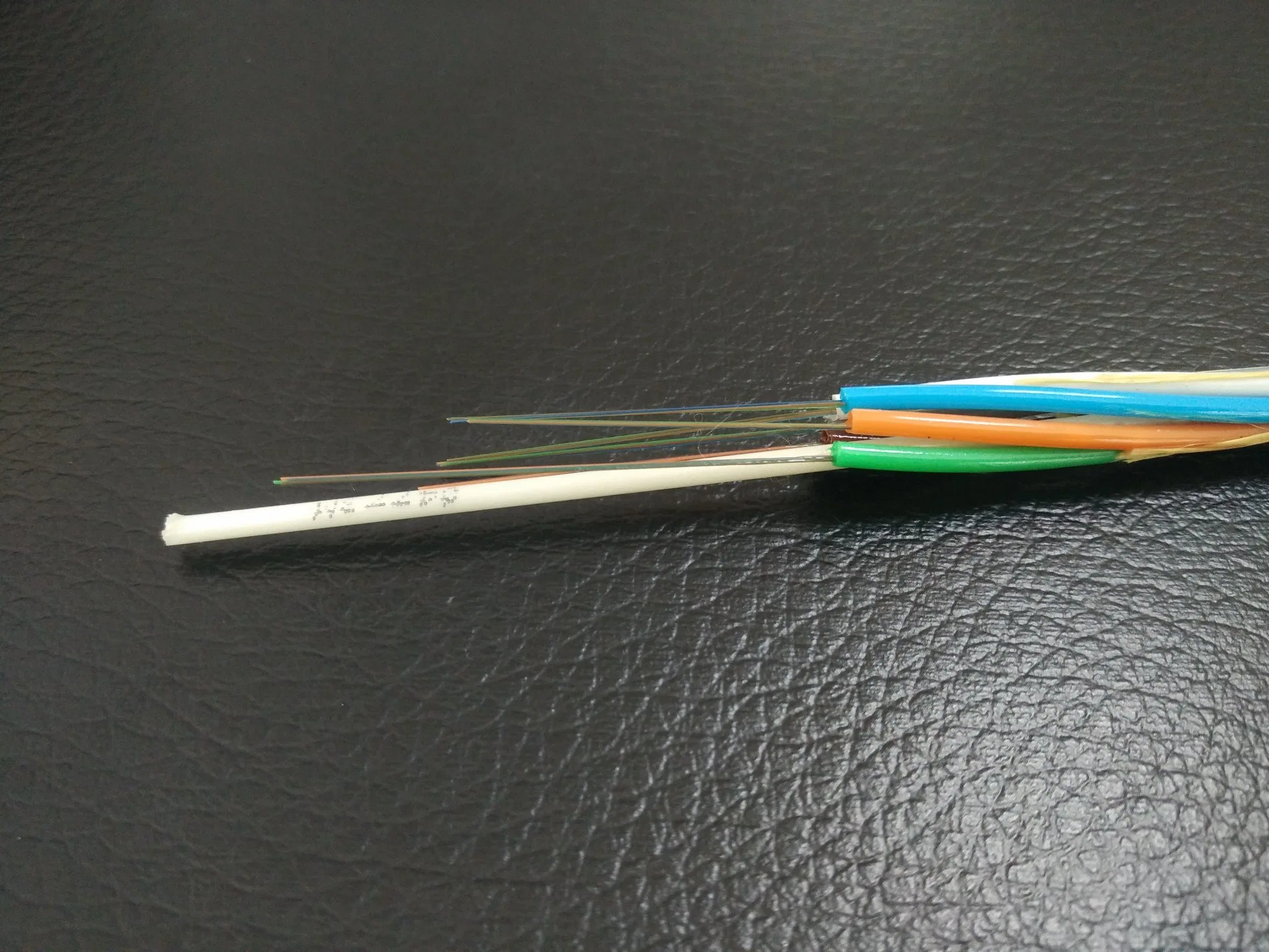 Factory Venta caliente ADSS Auto Apoyo Cable de fibra óptica de plástico reforzado con fibra por metro