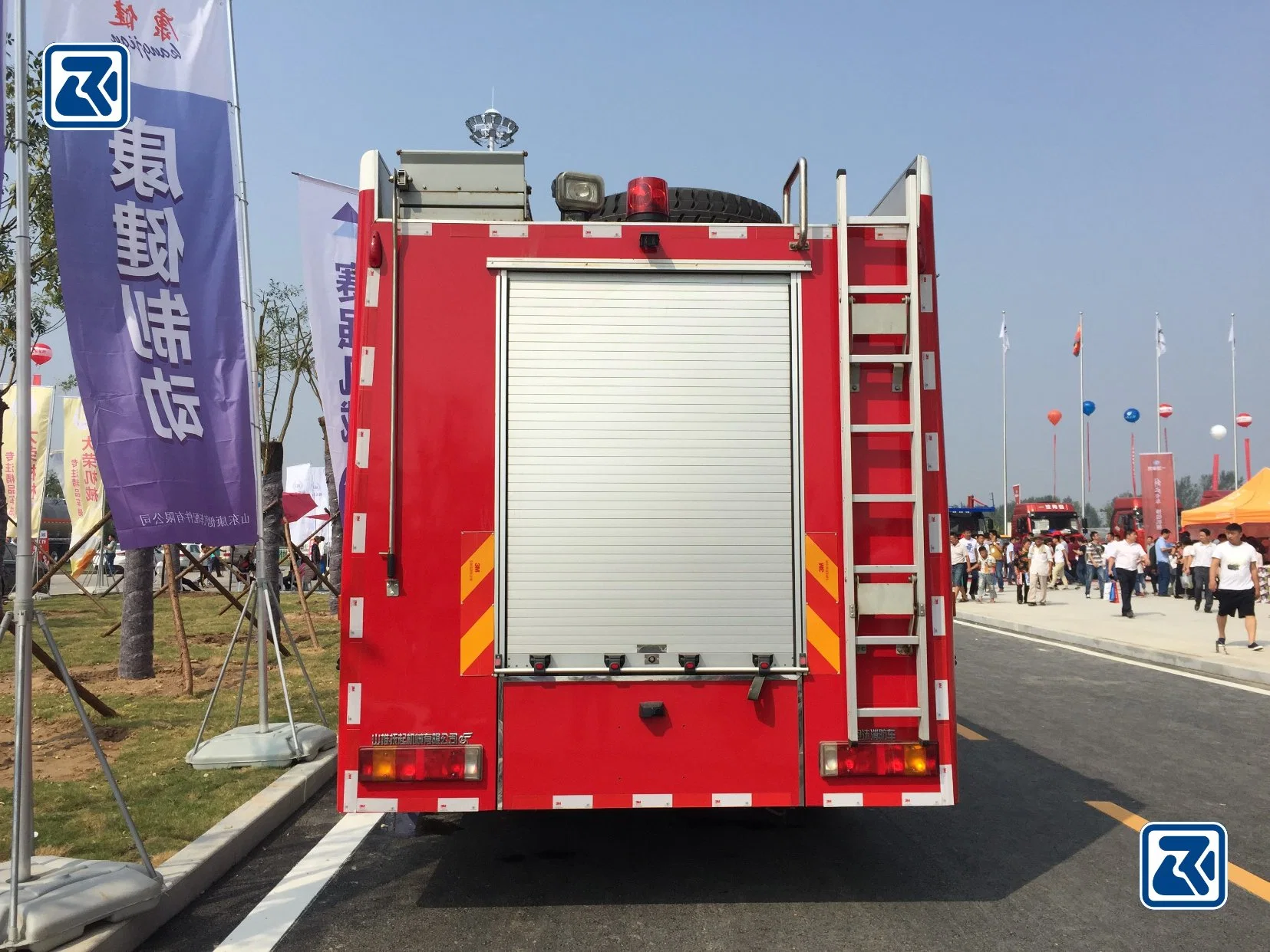 HOWO réservoir d'eau/mousse de secours incendie 8000 litres camion de lutte contre l'incendie