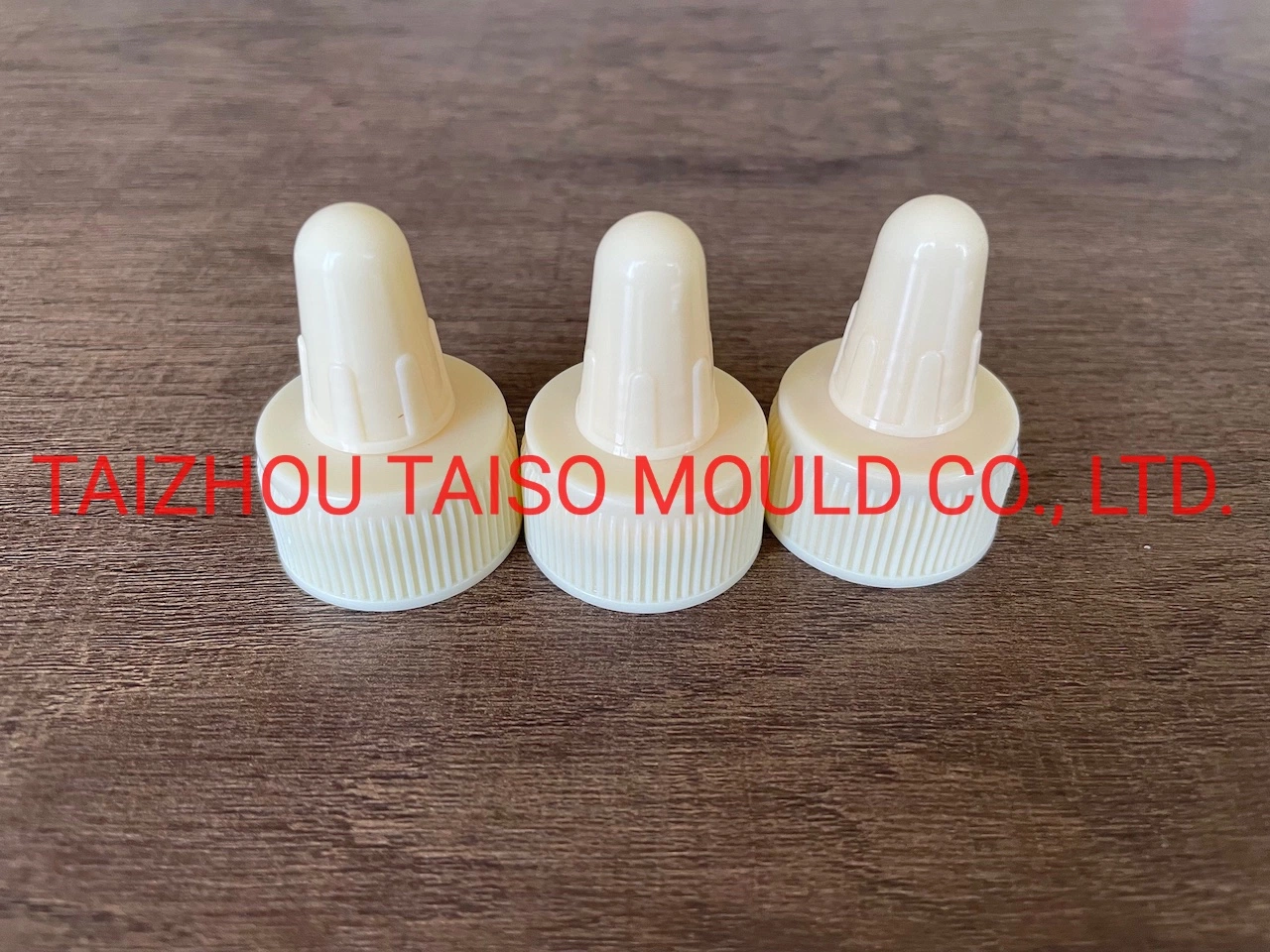 28/410 Plastic Twist Cap for Sriracha Hot Chili Salad Ketchup Tomato Barbecue Sauce