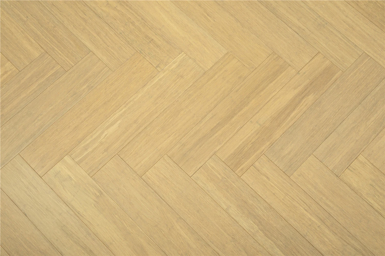 Plancher en bambou massif avec motifs en planche, en chevron et en point de Hongrie dans une construction verticale et horizontale.