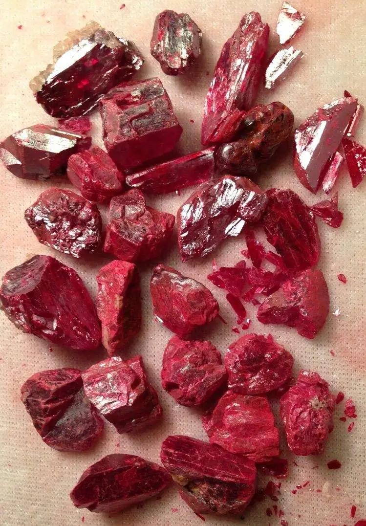 Ore natural de sulfuro (nombre químico: HGS), Rojo brillante, con un brizdo de diamante a brillo metálico, perteneciente al sistema Cristal Tripartito