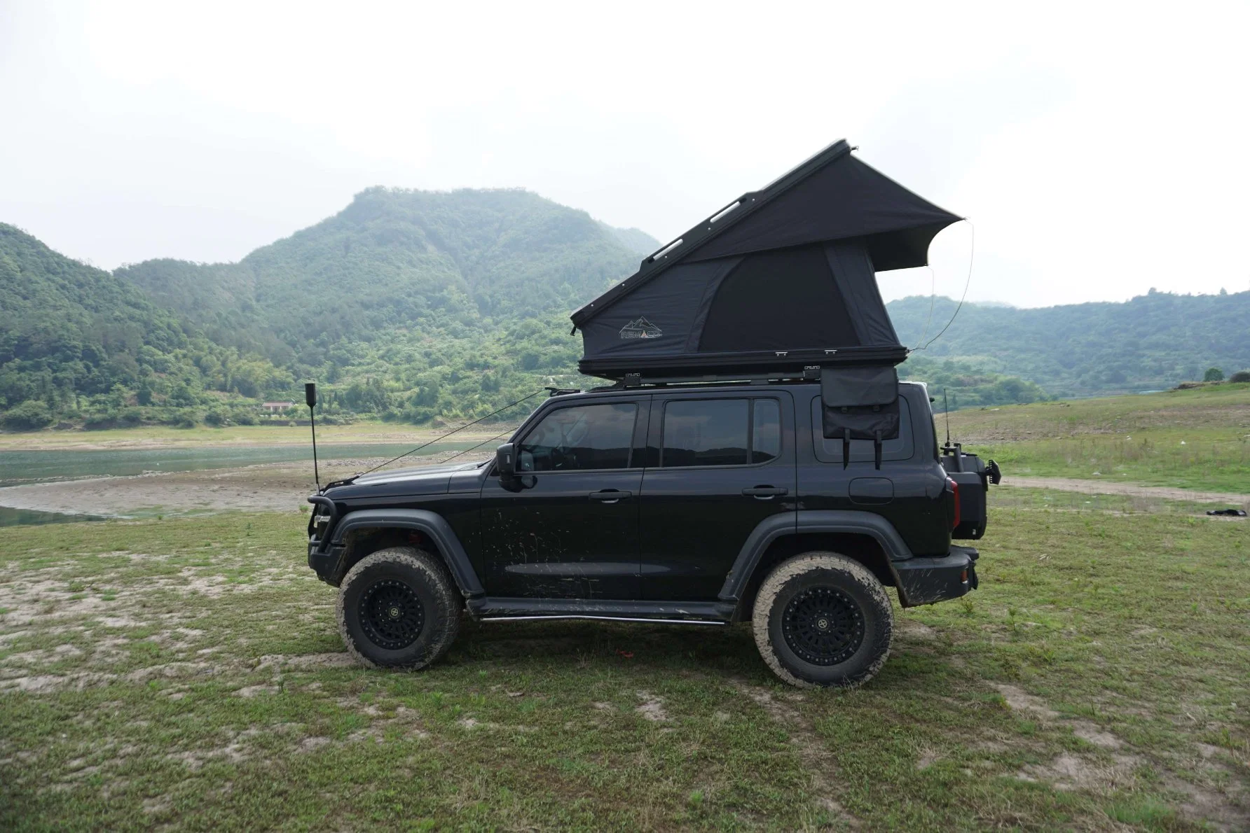 Outdoor Camping Aluminum 4 Person Car Rtt Hardtop Black Rooftop Tent