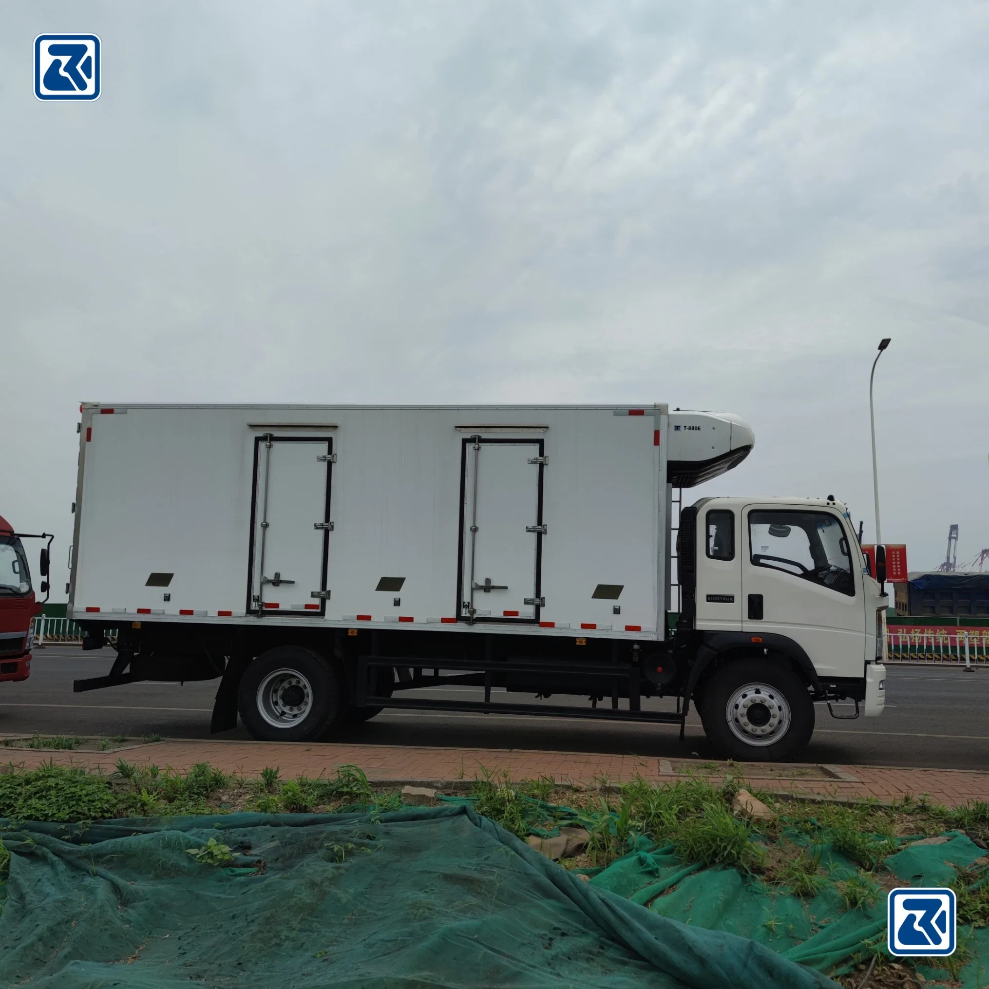 China Sinotruk/HOWO 4X2 5 Ton Carrier Freezer Cooling Cargo Van/Light/Lorry/Food/Freezer/Refrigerator Vehicle/Truck Price for Refrigerated/Freezing/Box