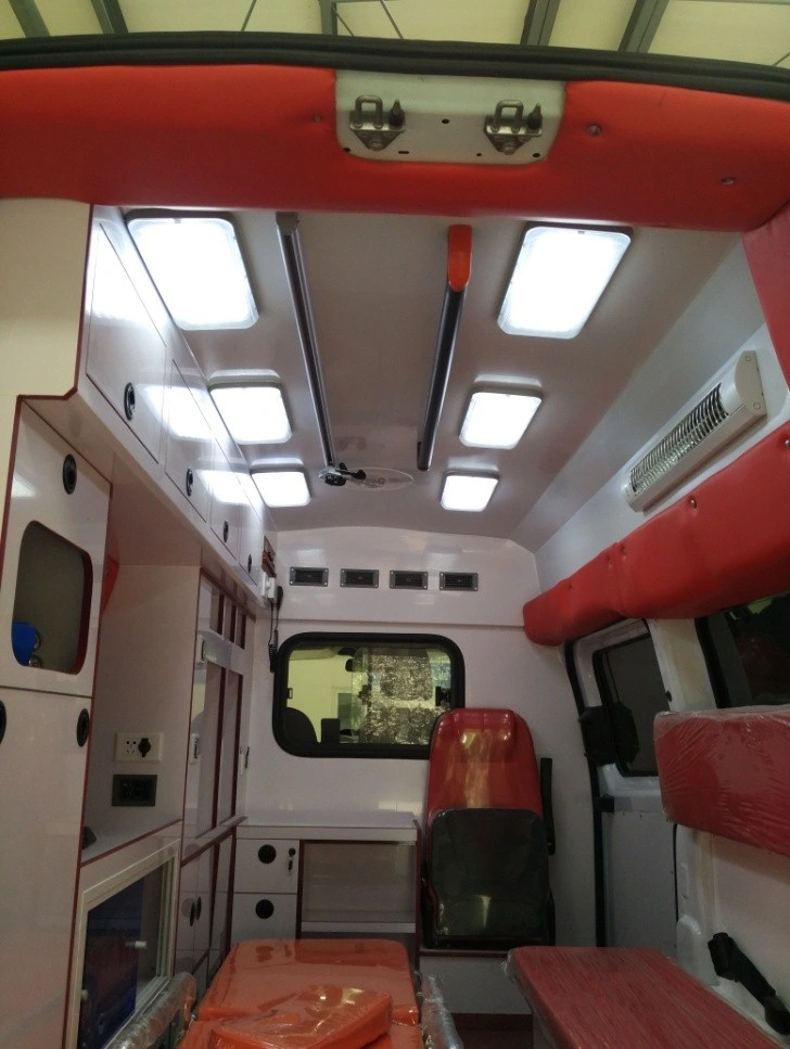 Paciente del Hospital de ambulancias de transporte con un simple equipo médico