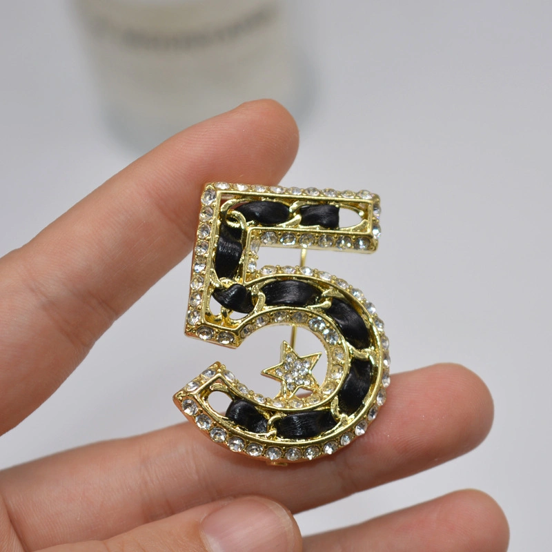 Vintage personnalité Star Studded avec Diamond Figure 5 cuir de robe Broche