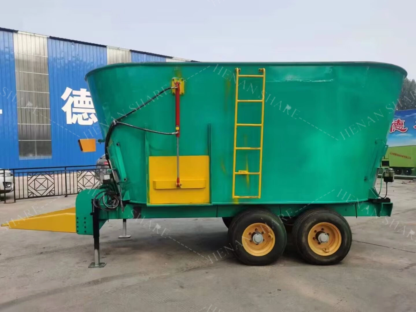 Mezcladores pequeños de TMR verticales de un solo sinfín Mezclador de alimentación de aves de corral para ganado Máquina trituradora