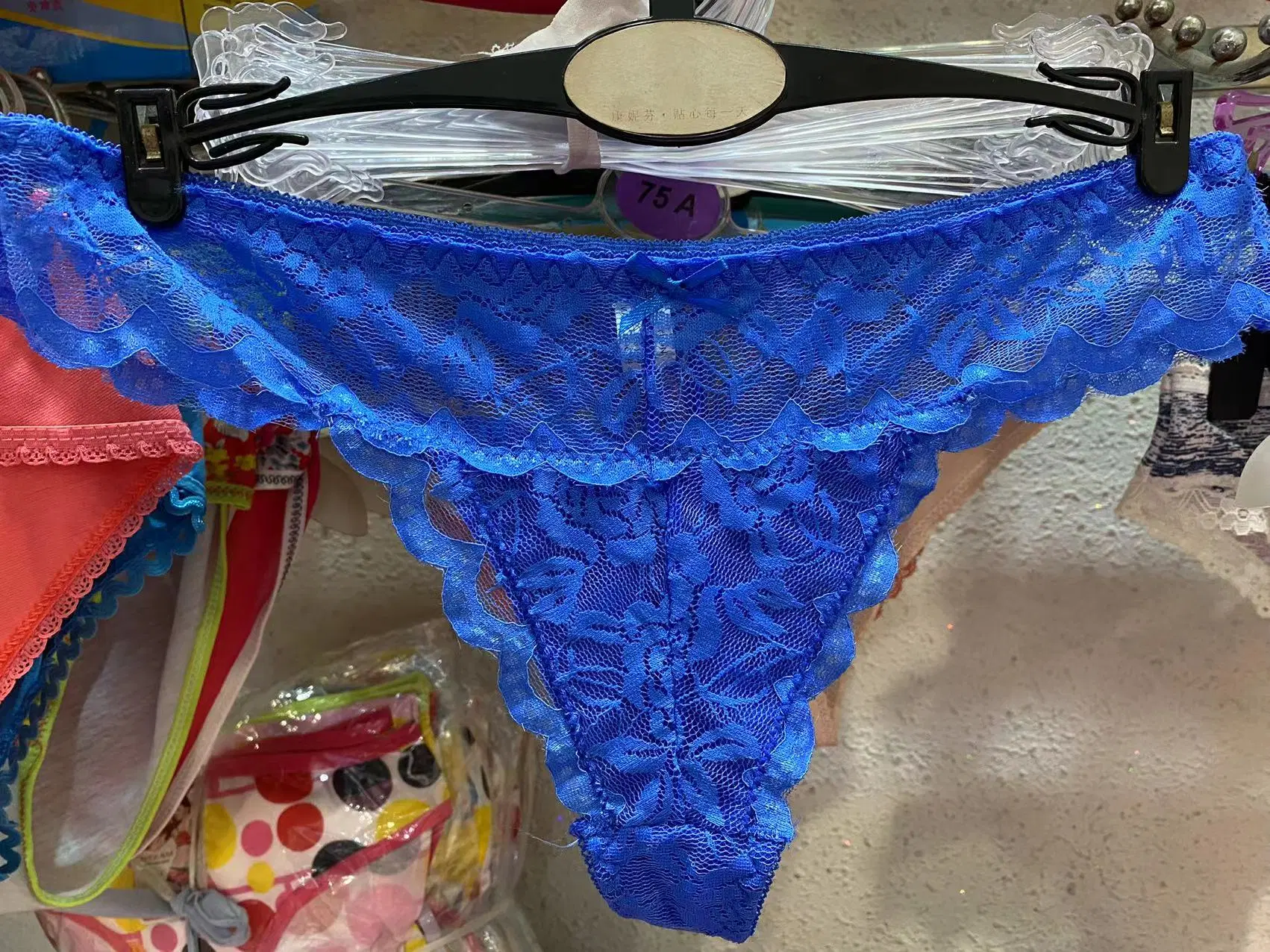 Balance de la marca de prendas de vestir Lady's Undies sobrecostos grueso