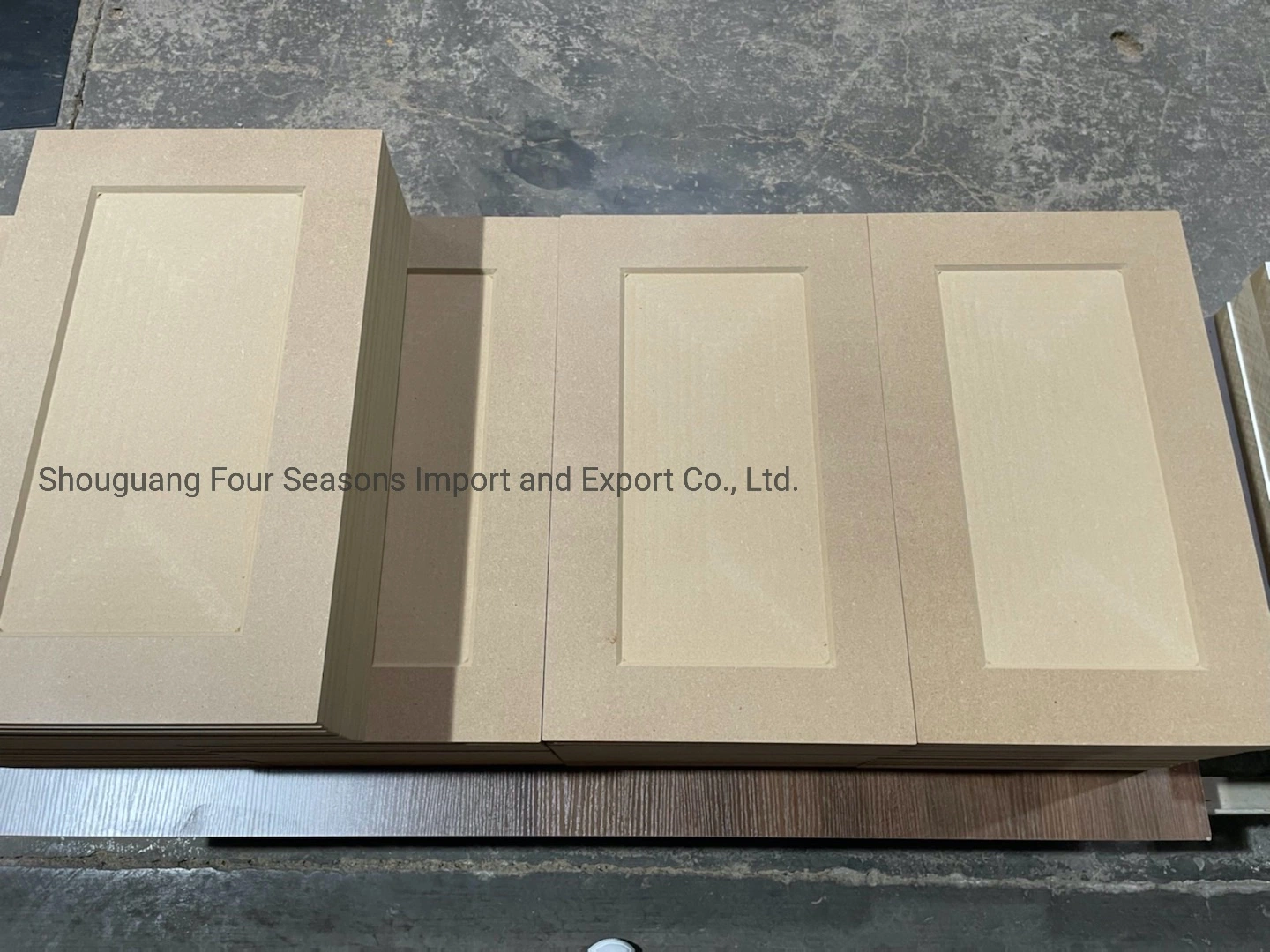 E0 الغراء 730kgs/m3 Melamine MDF لوحة باب خزانة المطبخ