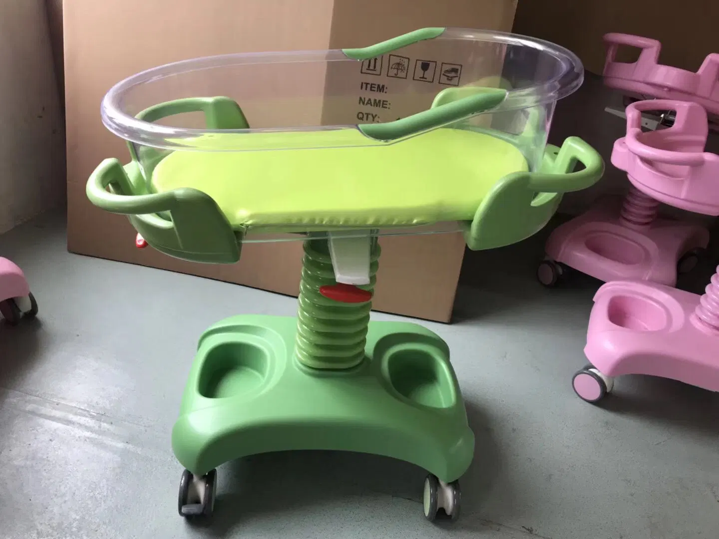 Cuna ajustable para bebé con reproductor de música para el Hospital de aluminio duradero