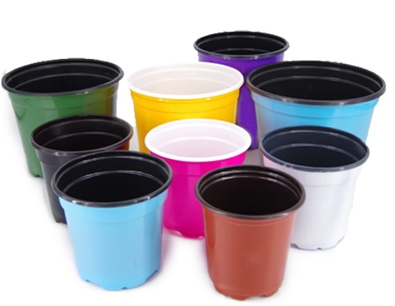 Thermoformage de pots de fleurs, pots de pépinière ronds, jardinières en plastique noir.