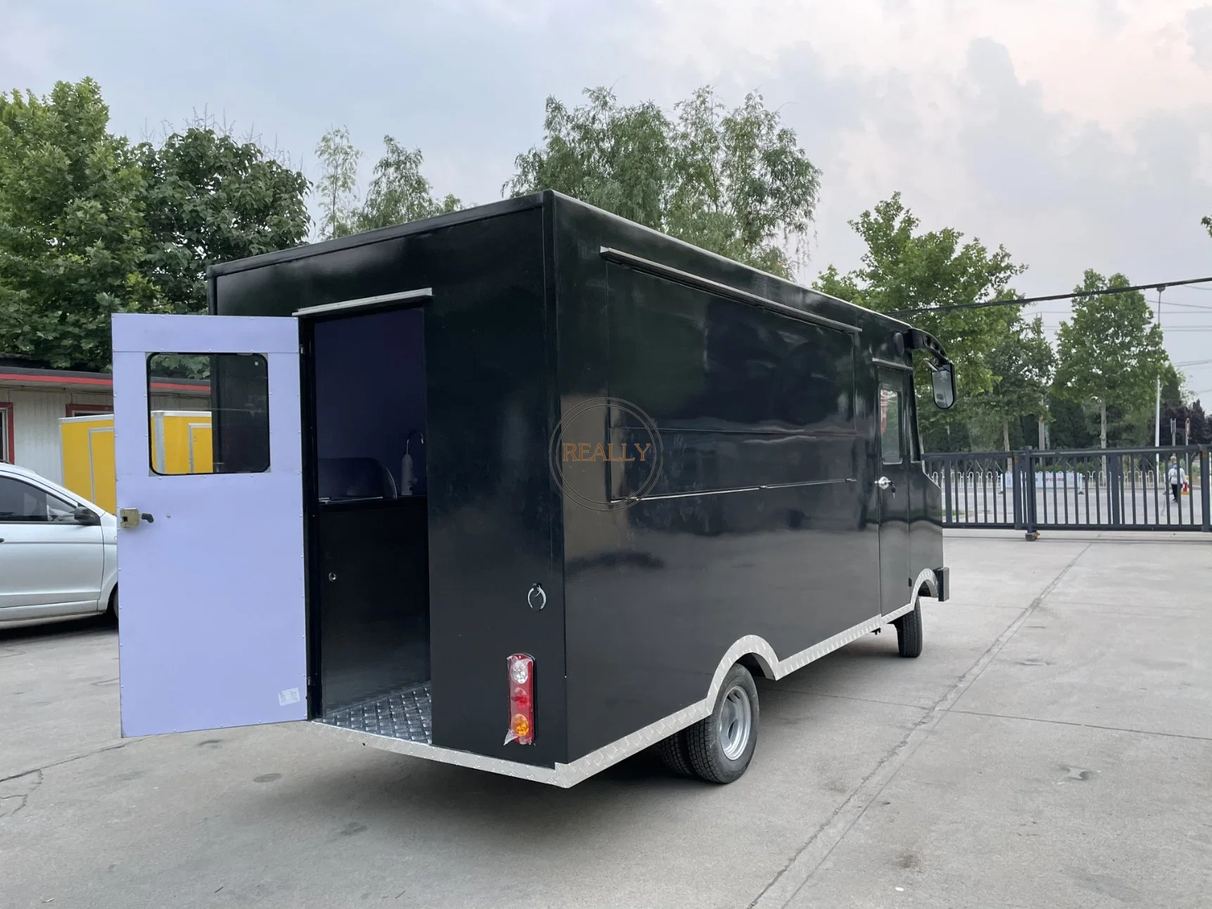 Caravane de 5 m de la restauration de remorques de camions alimentaire mobile entièrement équipée avec cuisine Panier alimentaire fabricants électrique