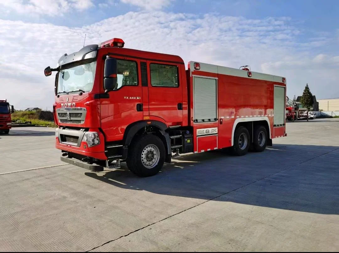 Sinotruck HOWO Serviço Pesado 6*4 Pó combinada de espuma de combate a incêndio Veículo