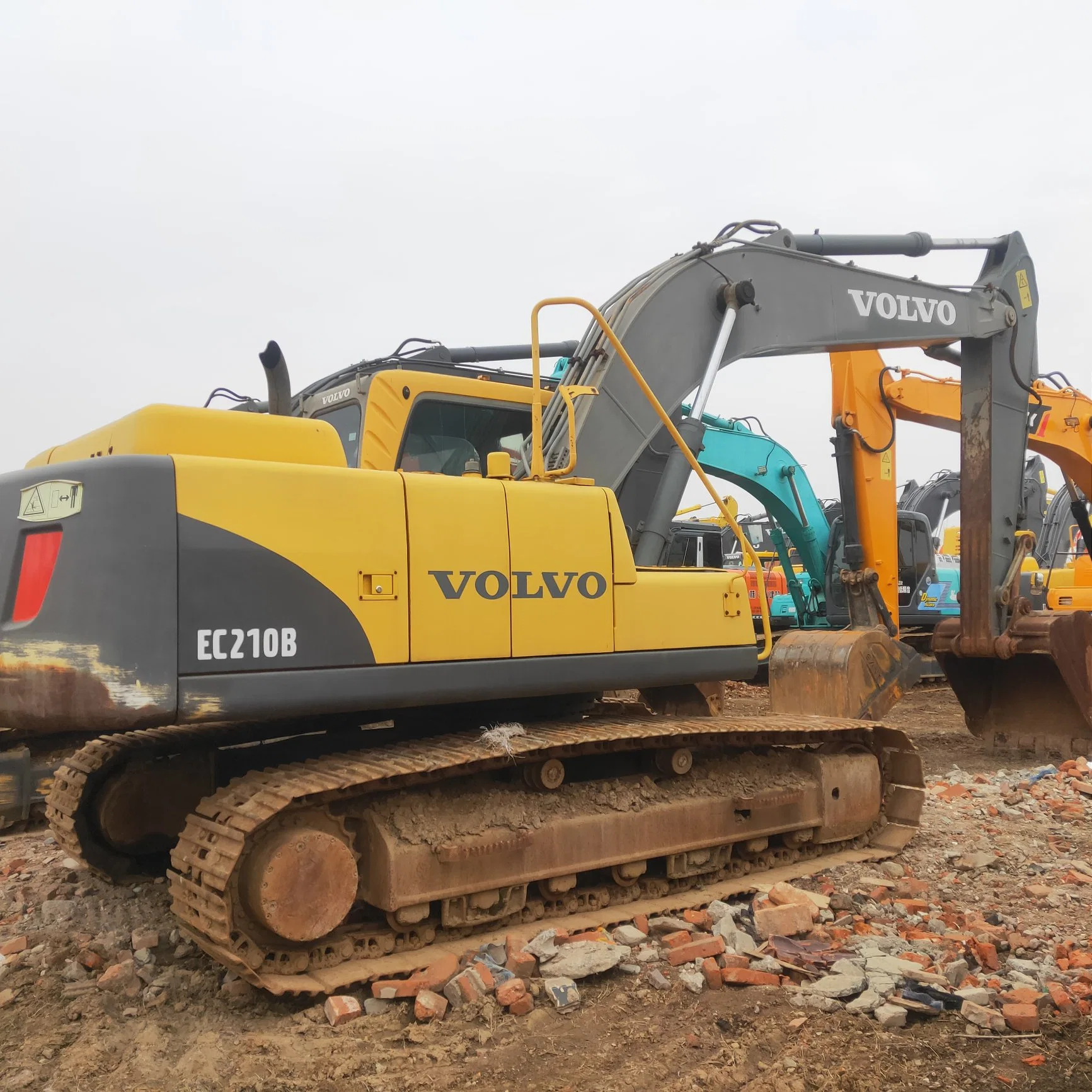 الحفار فولفو Ec210b Volvo Digger الماكينات المستعملة 21 طن المعدات الأصلية