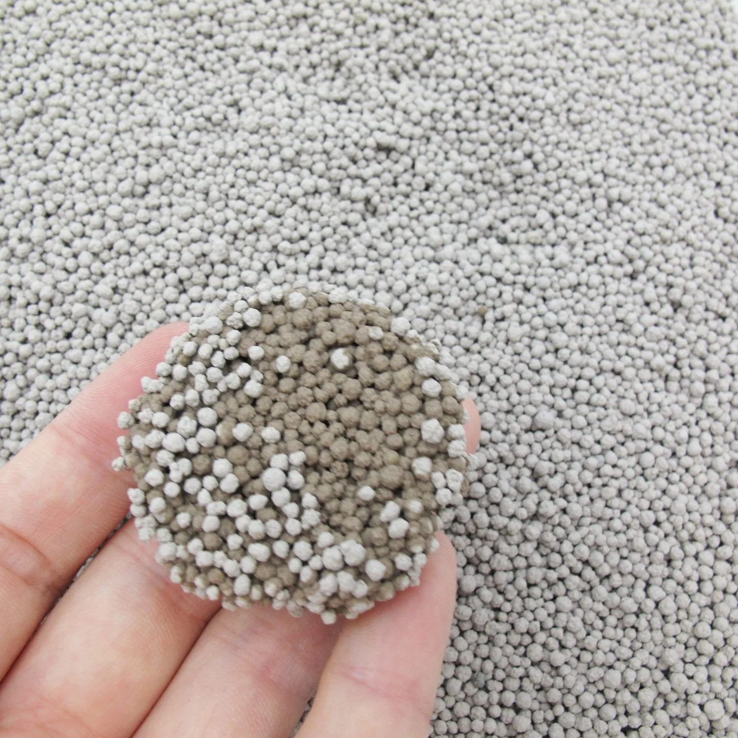 Превосходный продукт для ПЭТ легко счерпит Bentonite Cat Litter 1 мм активирован Carbon Ball Sand+1-3,5 мм водорастворимые пески Cat Pet Litters FlusMable