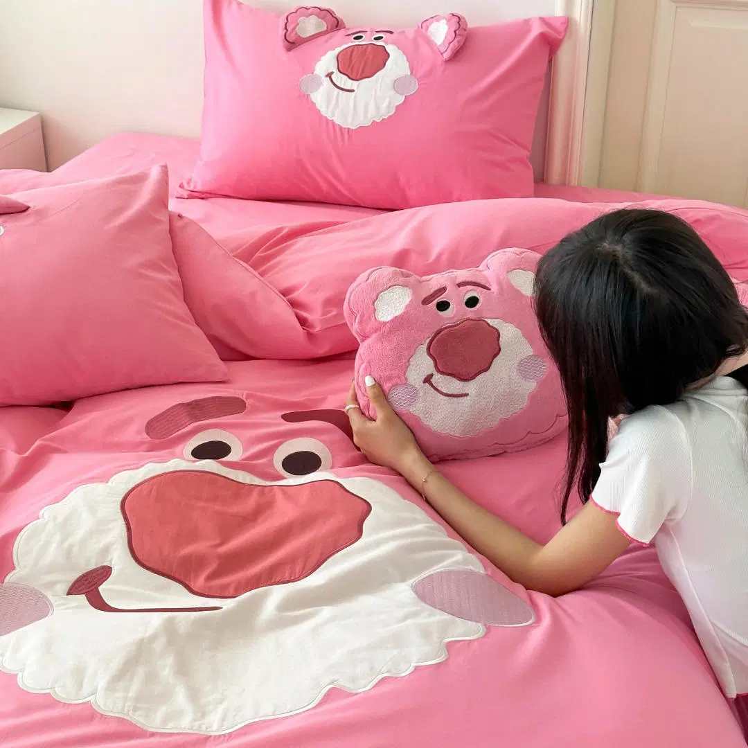 Cute Strawberry Bear Cartoon bordado Comforter Duvet Cover 100% lavado Coberturas rojas de algodón para niños ropa de cama de tamaño queen Proveedor