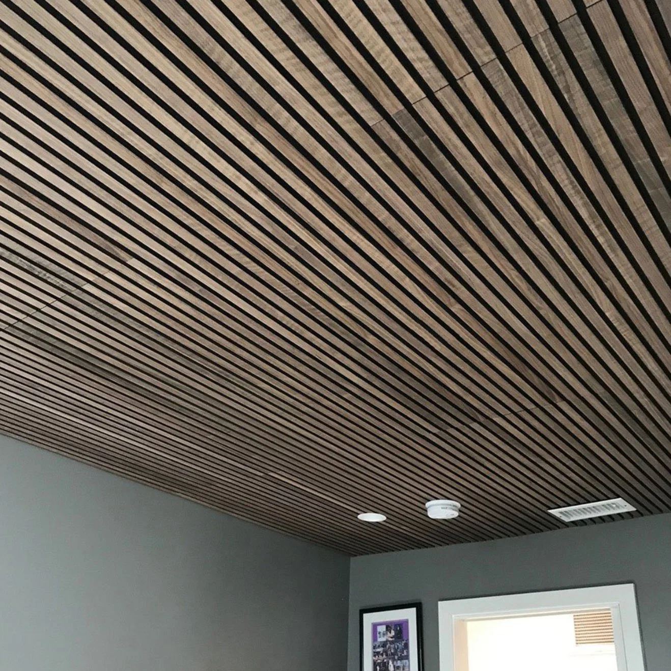 Casa rústica de madera MDF enchapado de madera de pino del stand de la pared de la tablilla revestimiento absorbente de prueba de sonido de panel acústico