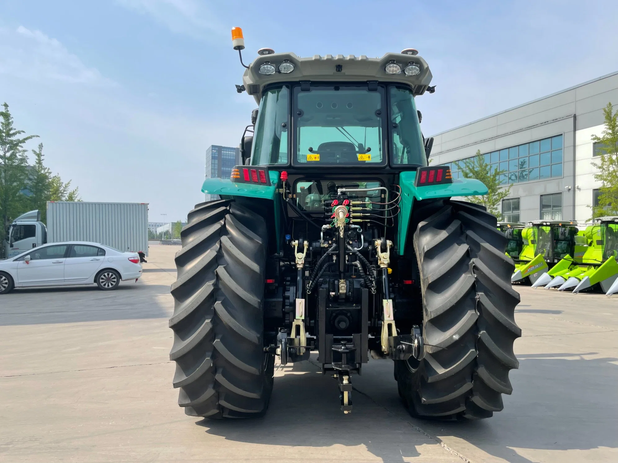 Suministro directo de fábrica de maquinaria agrícola de tractor Fram con motor Yto Euro Cinco de 120HP, 130HP, 150HP, 160HP, 180HP, 200HP, 220HP, 240HP, 260HP, 300HP y tracción a las cuatro ruedas.