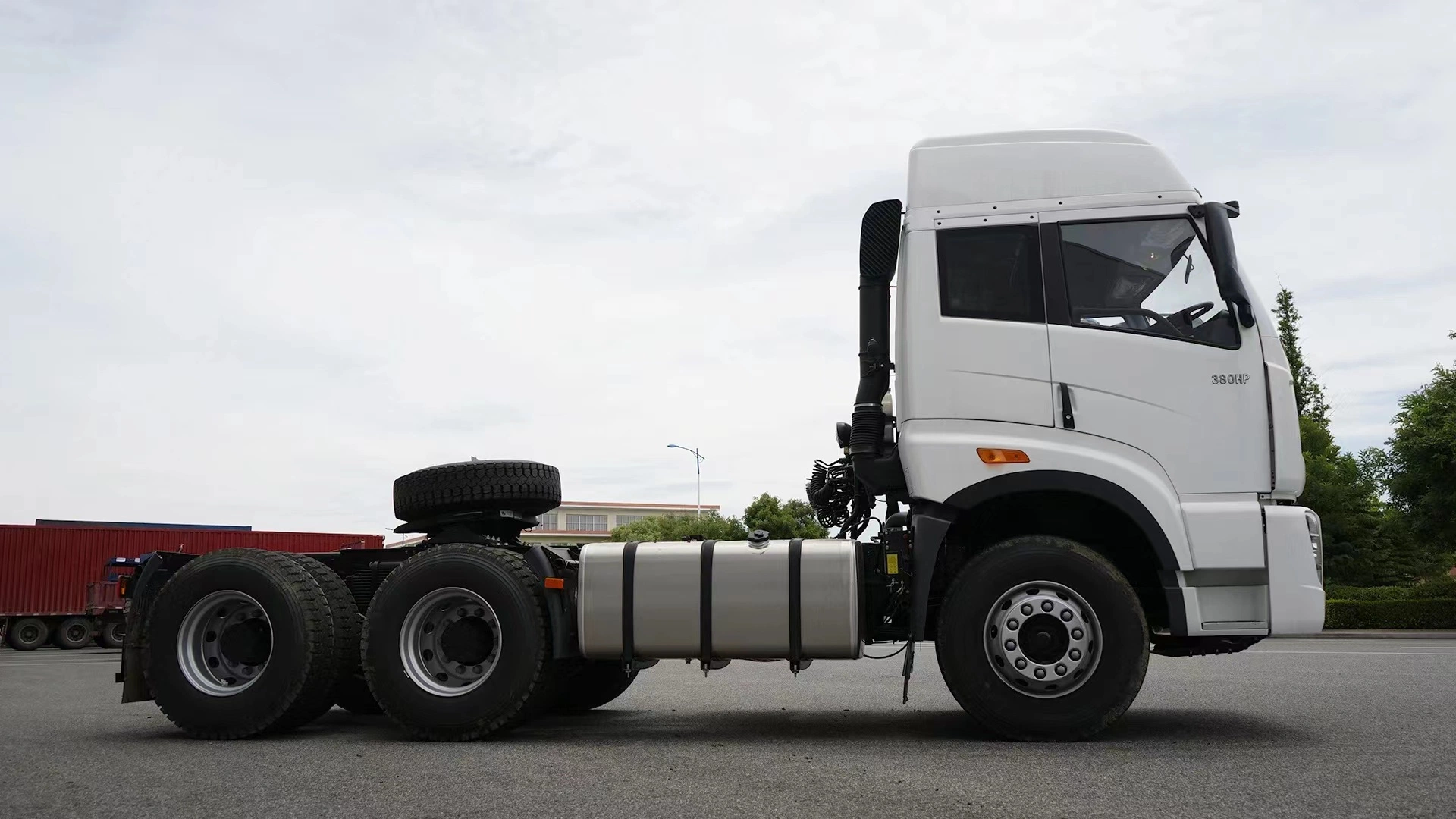 Gcc Approved Manual Cargo Heavy Duty Truck Big Capacity with Good Price Xdw Tractor