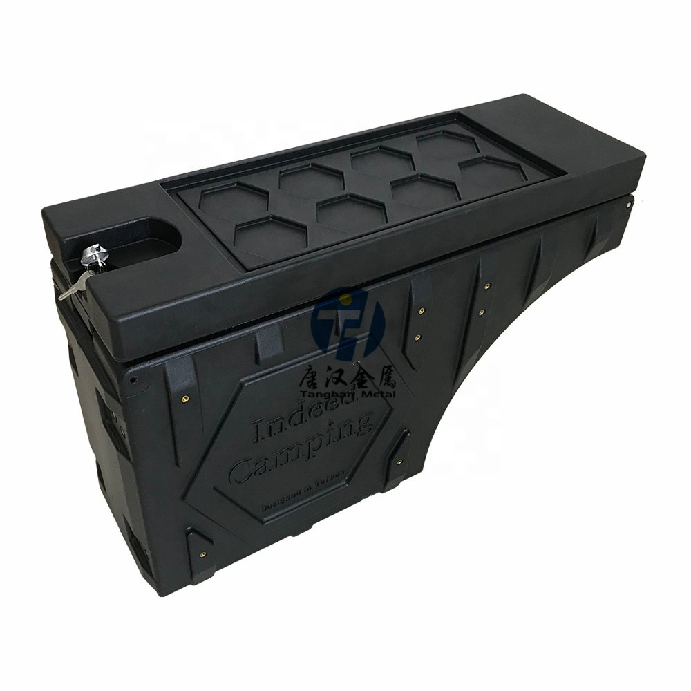 Boîte à outils en plastique robuste avec verrou pour le rangement dans la benne d'un camion pick-up.