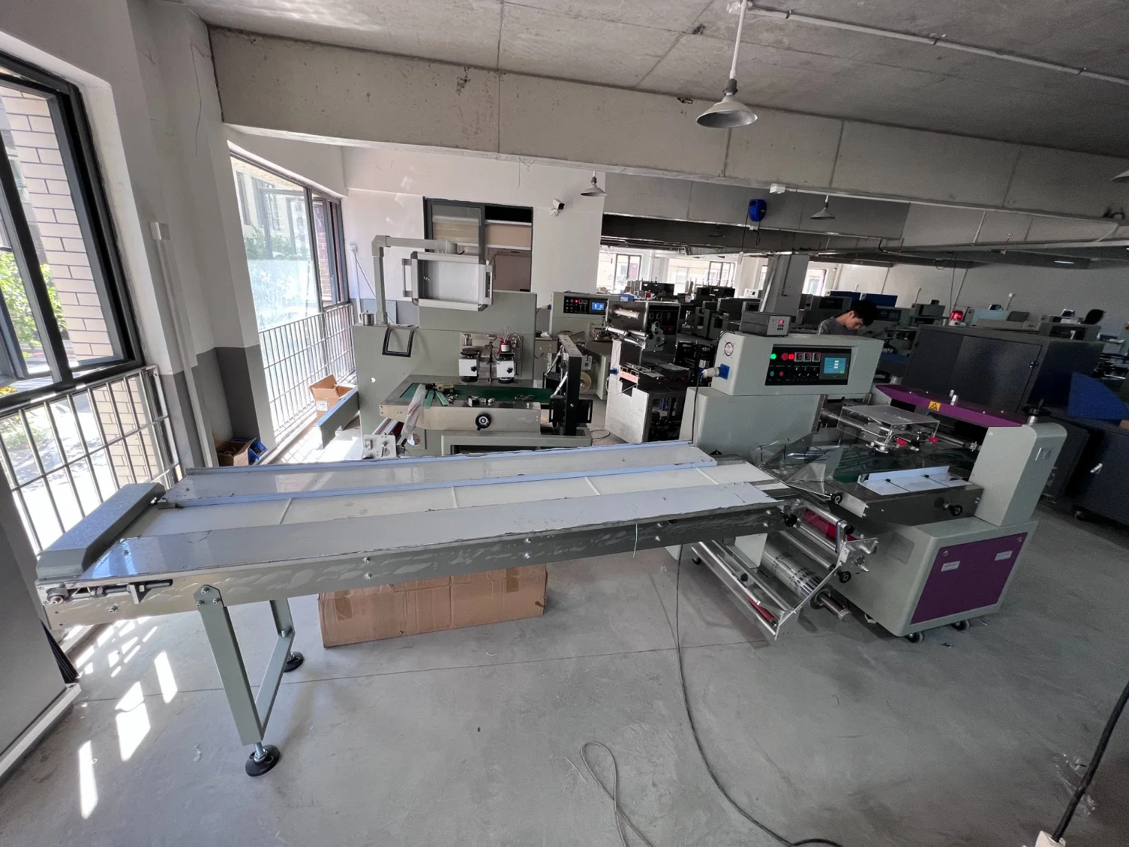 Automatic Medical Gauze Napkin Paper Face Mask Packing Machinery Pillow Flow Magazine and Newspaper Packaging Equipment