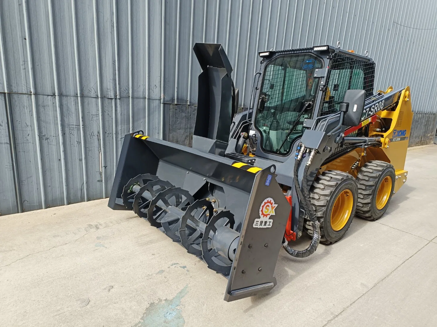 Tractor de relva com acessório e soprador de neve