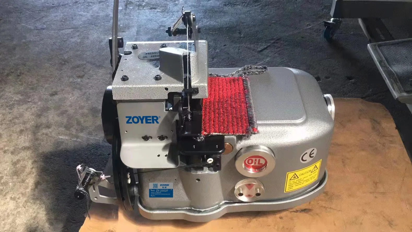 Zy2502K Zoyer Carpet Merrow Double Thread Overlock Overdging Sewing Machine with Knife for Blankets