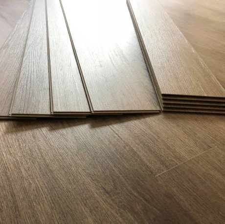 Vente en gros en ligne de parquet en bois à clic, planche en bois HDF MDF, revêtement de sol stratifié imperméable personnalisé.