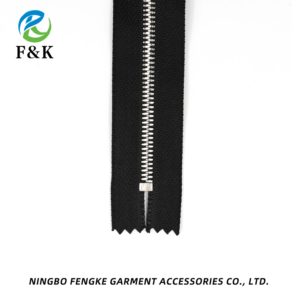 الملابس المخصصة المتقدمة الجودة العالية الجودة توريد البقع المتينة الملابس إكسسوارات معدنية Zipper Metal Zipper Open End Zipper WaterlProof Zipper Jeans الرمز البريدي