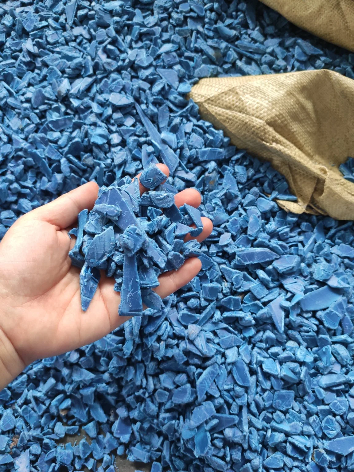 تم التخلص من PP HDPE LLDPE Film Scrap PVC Pet المستخدم زجاجة ABS برم السيارة التقطيع سحق التجفيف التنقية ماكينات صنع الجرانيت في الحوض