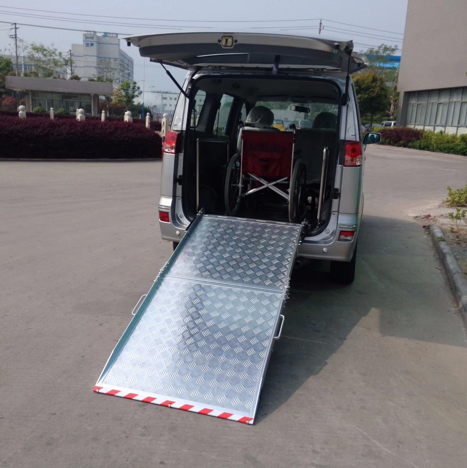 Car Fixed Wheelchair Ramp with 350kg Loading Capacity