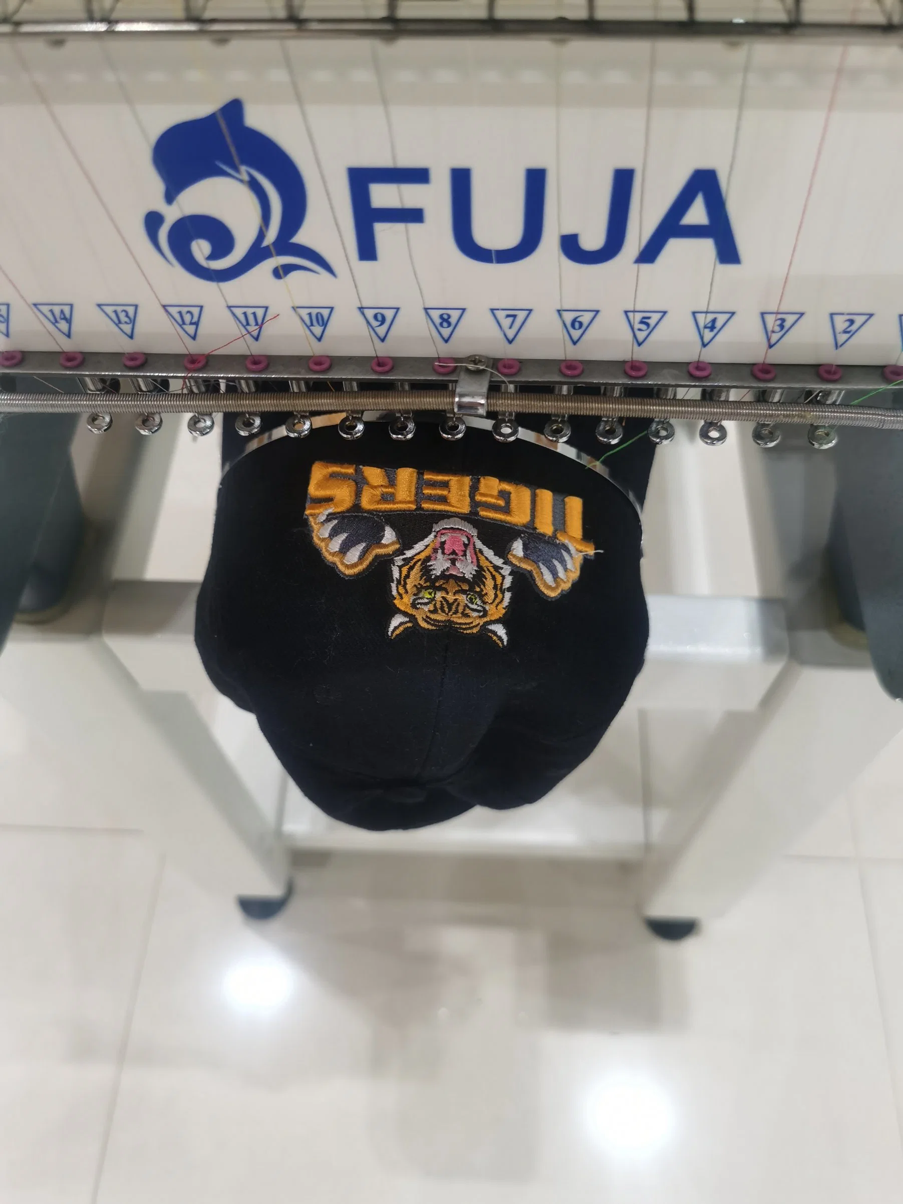 Fuja Textile Machinery Single Head Computerized Embroidery Machine with Big Working Area and Touch Screen for Flat / Cap / T-Shirt Embroidery