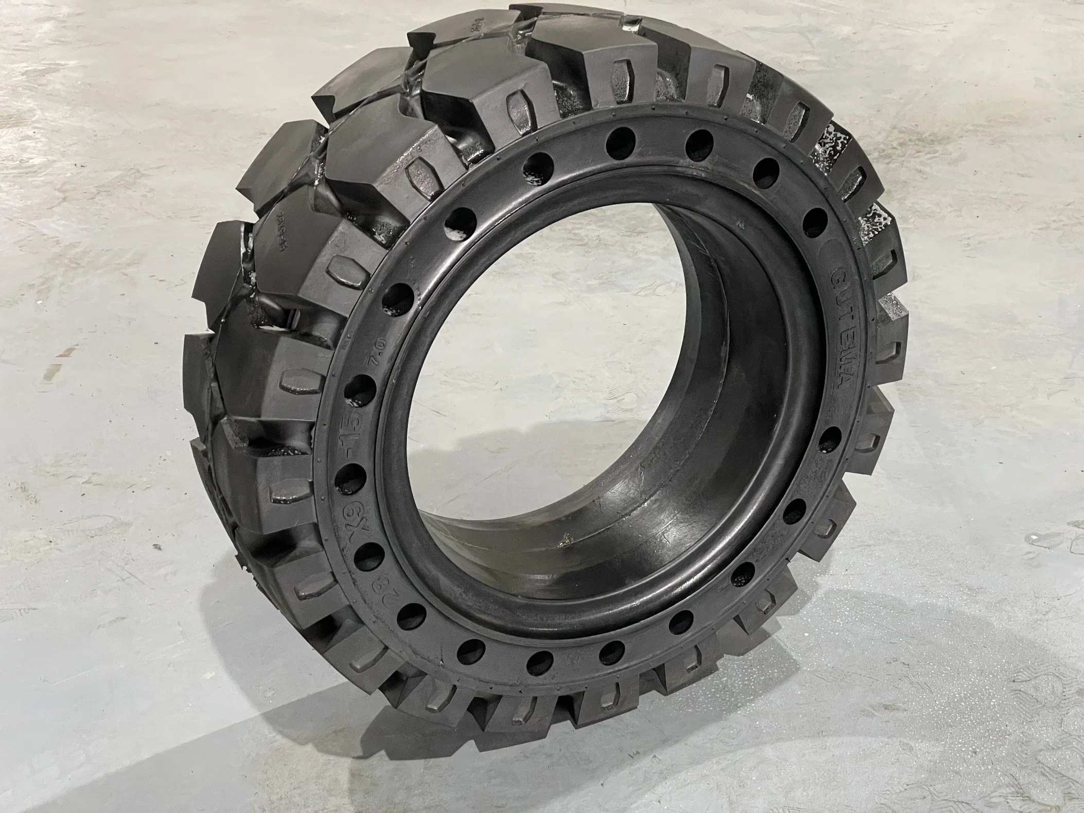 Pneumatic Forklift Tyres/Tires Rim Wheel Assembly 650-10