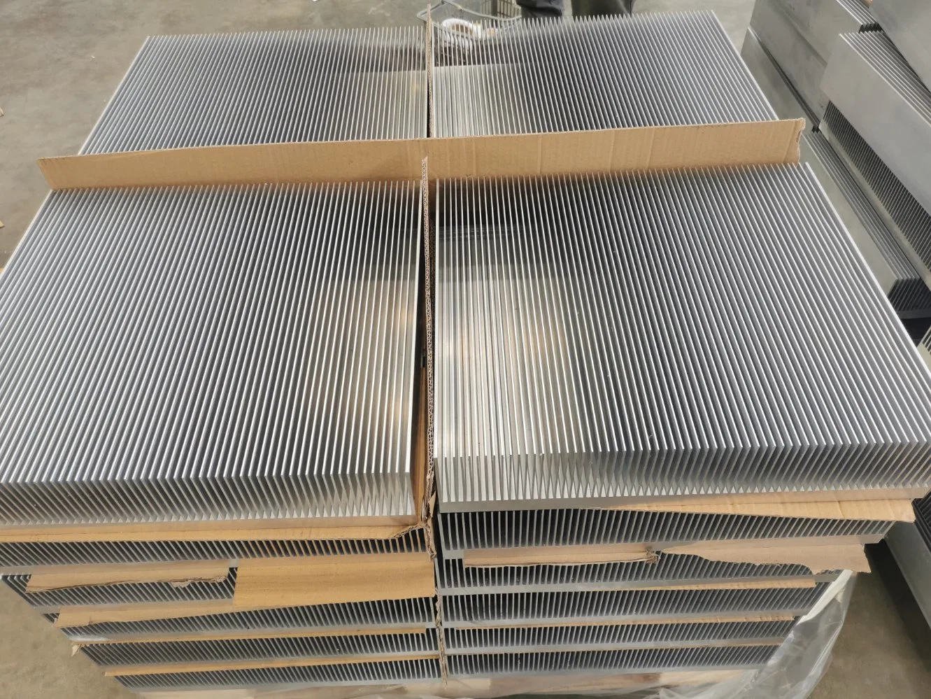 Großer Kühlkörper aus 6063 Aluminium Extrusion und CNC-Bearbeitung