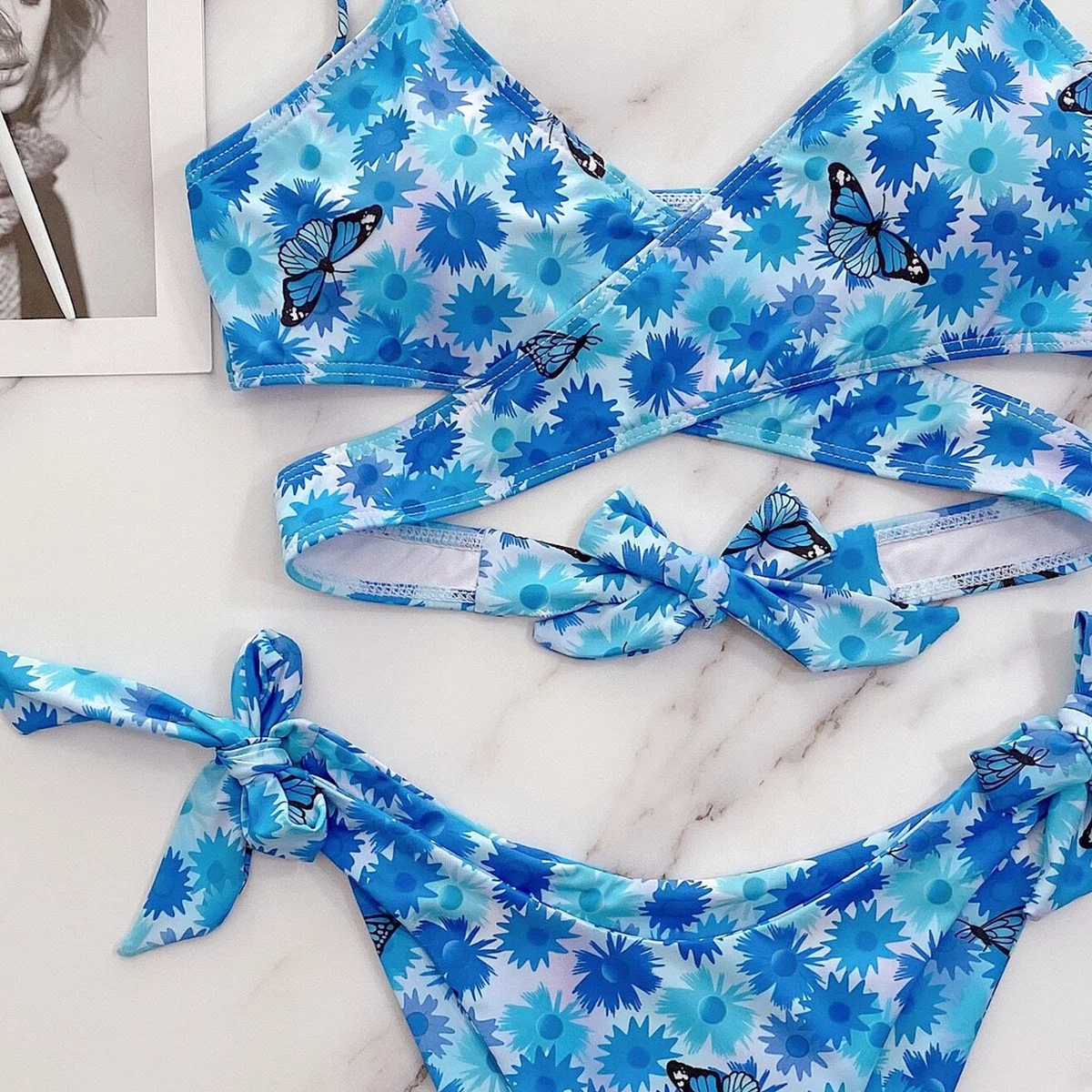 Azul con motivos florales y la impresión de dos piezas Bikini traje de baño