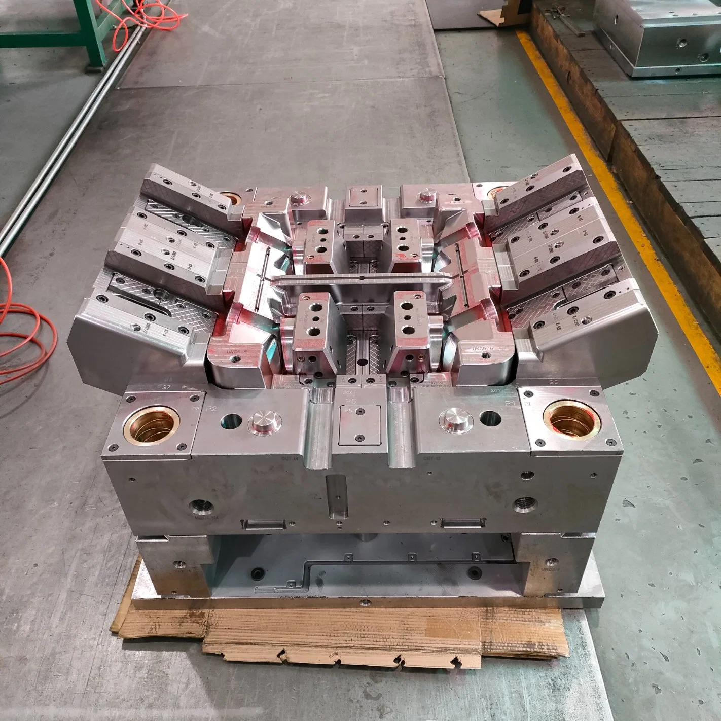 Lkm Injection Mold for Plastic Component with Smooth Surface Finish