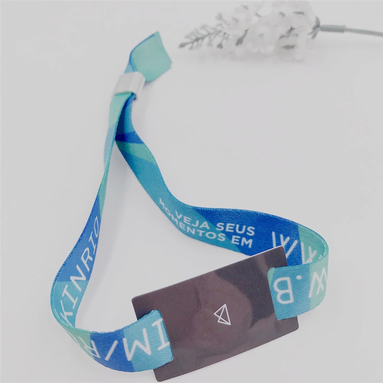 Bracelet en tissu jetable pour festival avec code QR unique et puce RFID pour événements, réunions et spectacles.