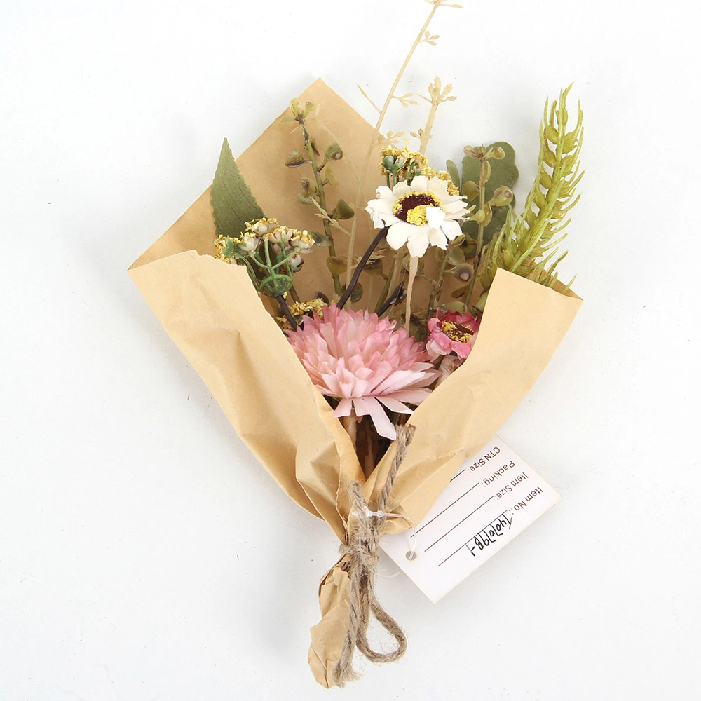 Fleurs sauvages artificielles pour la décoration de printemps et d'été, enveloppées dans du papier kraft.