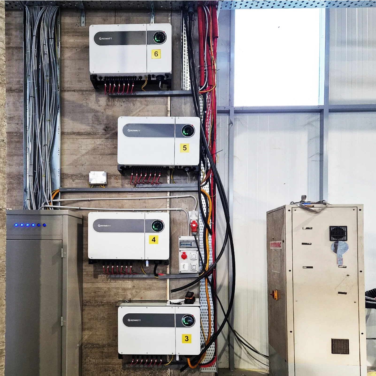 Onduleur solaire sur réseau 100 kw 125 kw alimentation de l'onduleur pour Vendre