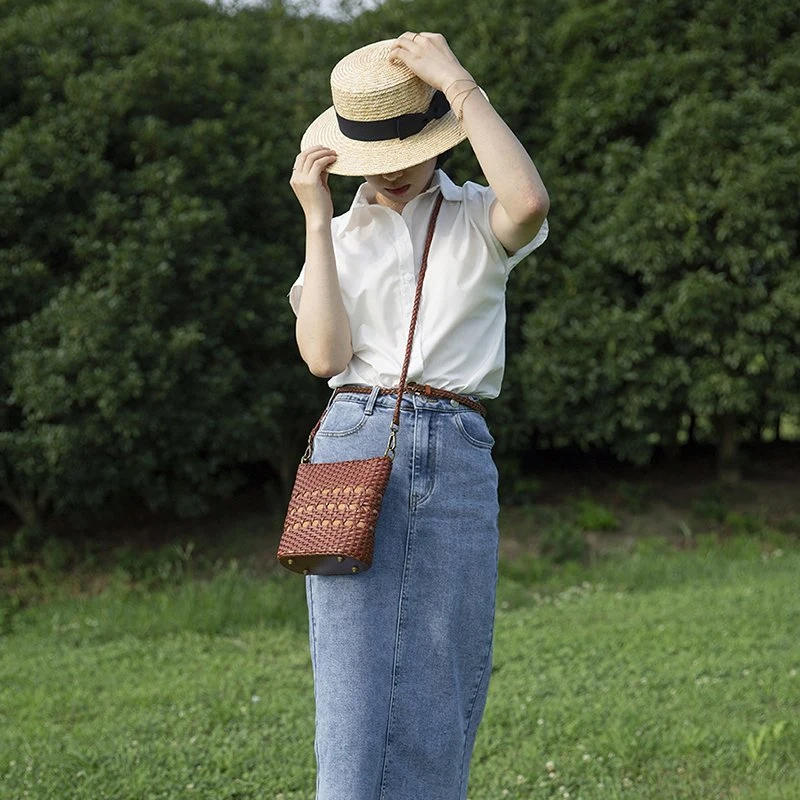 Emg6753 Sac à main en cuir de vachette tissé, sac à bandoulière de créateur avec logo personnalisé, fait main pour l'été, sac en cuir tressé pour femmes en vacances à la plage.