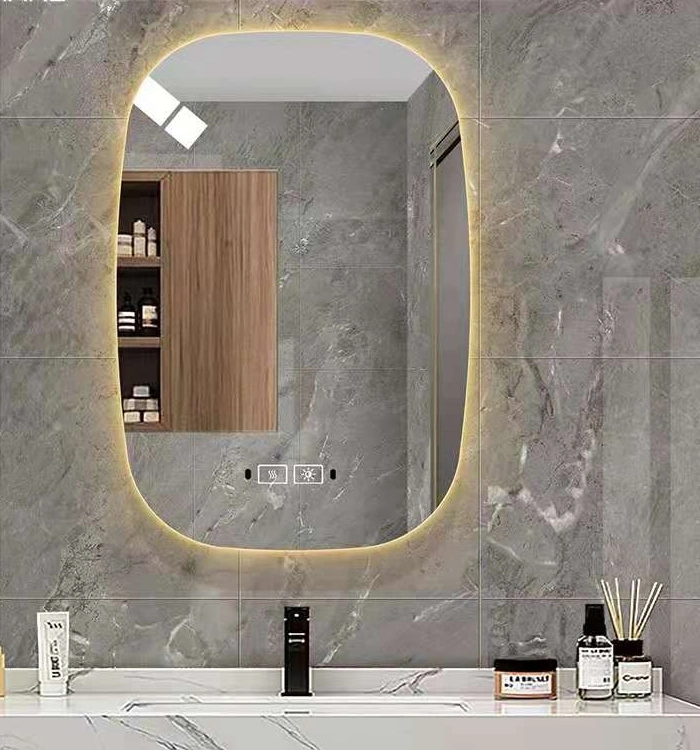مرآة حمام ذكية غير منتظمة الشكل مزودة بتقنية LED مع ميزة مقاومة الضباب وBluetooth®