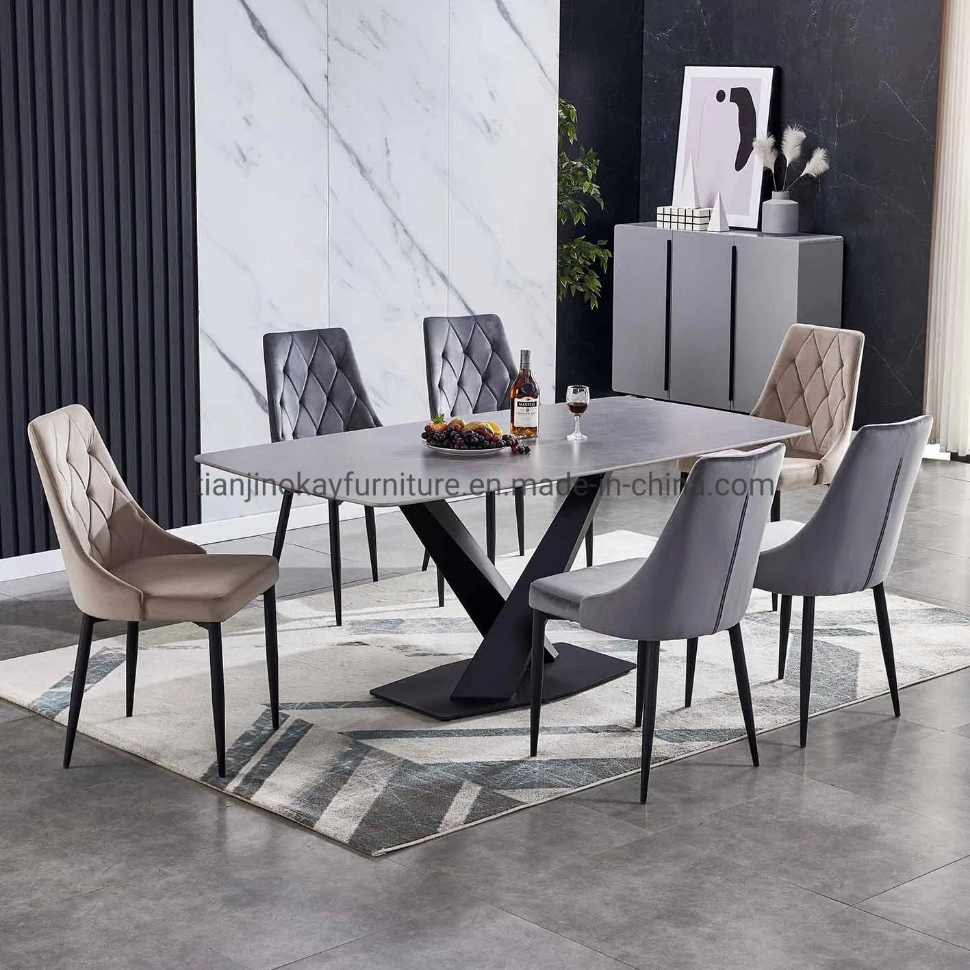 La Chine usine moderne de nouvelle conception de gros de mobilier de maison Salon métal européen jambes chaise de salle à manger avec le tissu de velours blanc