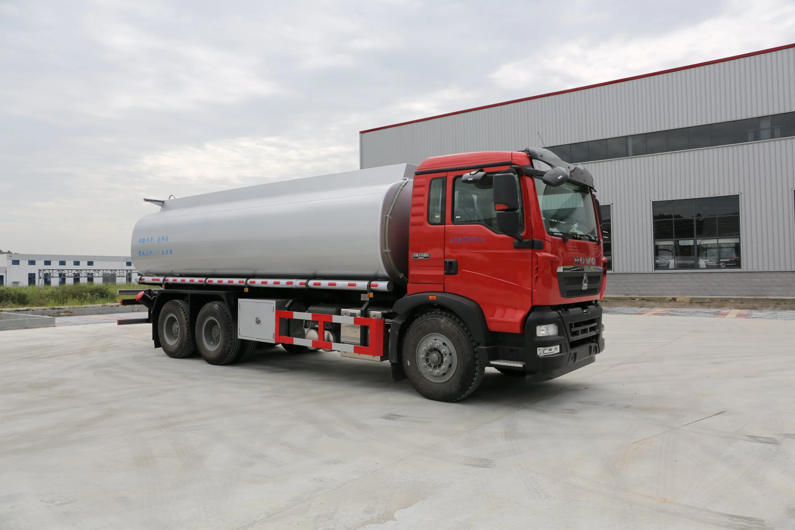 Sinotruk HOWO 6*4 Liquid Supply Truck Oil Field Special Vehicle Customized