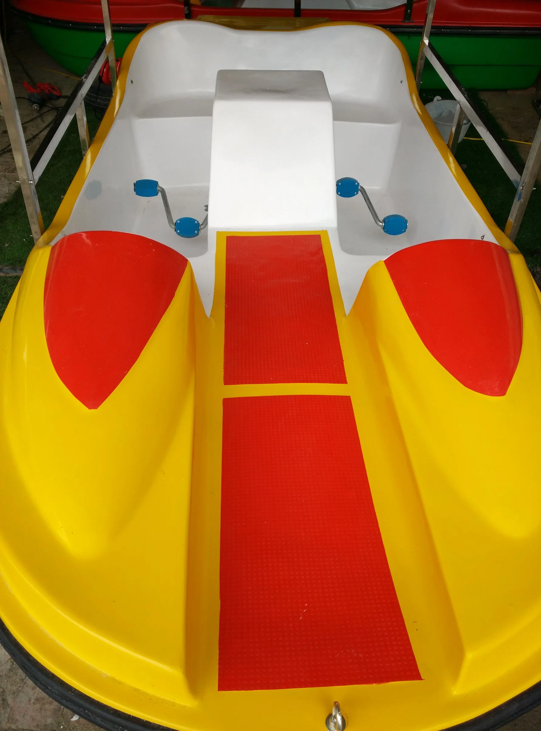 Amusement Park Factory Hot Sale Four-Seat Fiberglass Adult Pedalboat